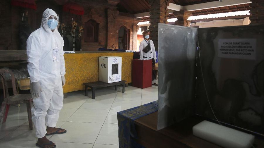 Petugas berjaga di Pilkada. (AP/Tatan Syuflana)