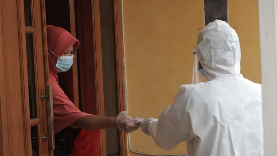 Petugas KPPS jemput Bola ke Pasien OTG Covid-19