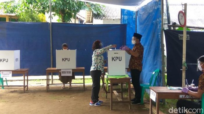 Calon Wali Kota Solo Gibran Rakabuming Raka mencoblos di TPS 22 Manahan, Solo. (Detikcom/Agung Mardika)