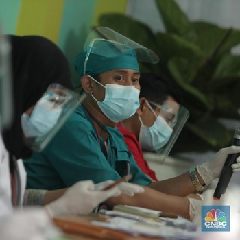 Pilkada Di Tengah Covid-19, Petugas KPPS Pakai Pakaian Dokter