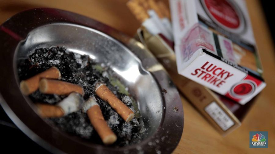 Ilustrasi cukai rokok. (CNBC Indonesia/Muhammad Sabki)