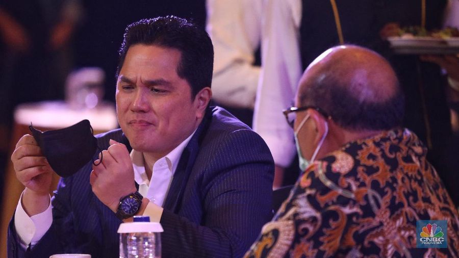 Menteri Badan Usaha Milik Negara RI (BUMN) Erick Thohir dalam acara CNBC Award dengan tema Menyongsong Bangkitnya Ekonomi Indonesia 2021. (CNBC Indonesia/Andrean Kristianto)