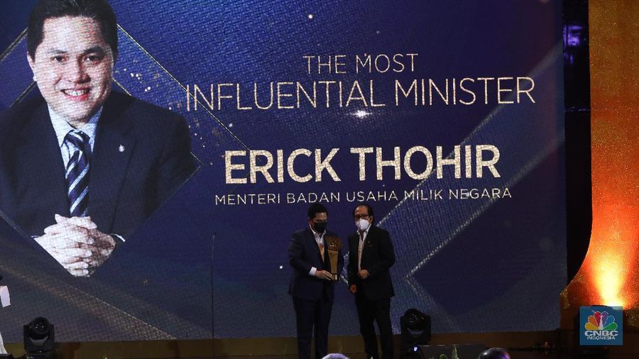 Menteri Badan Usaha Milik Negara RI (BUMN) Erick Thohir dalam acara CNBC Indonesia Award 2020 Indonesia dengan tema Menyongsong Bangkitnya Ekonomi Indonesia 2021. (CNBC Indonesia/Andrean Kristianto)