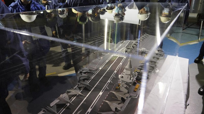 Miniatur kapal induk bertenaga Nuklir. (AP/Laurent Cipriani)