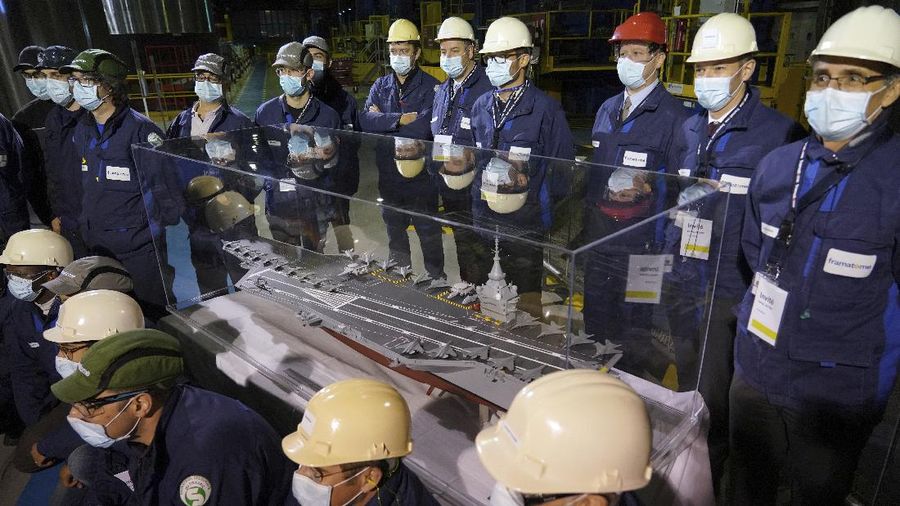 Miniatur kapal induk bertenaga Nuklir. (AP/Laurent Cipriani)