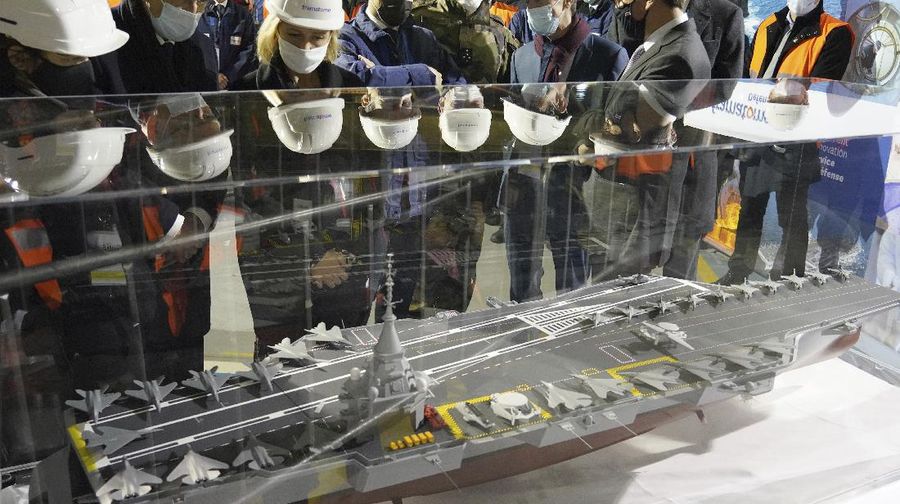 Miniatur kapal induk bertenaga Nuklir. (AP/Laurent Cipriani)