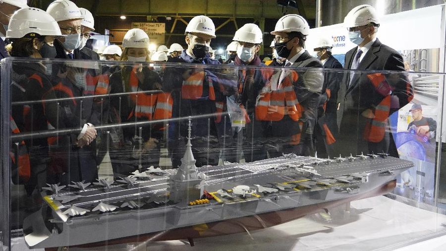 Miniatur kapal induk bertenaga Nuklir. (AP/Laurent Cipriani)