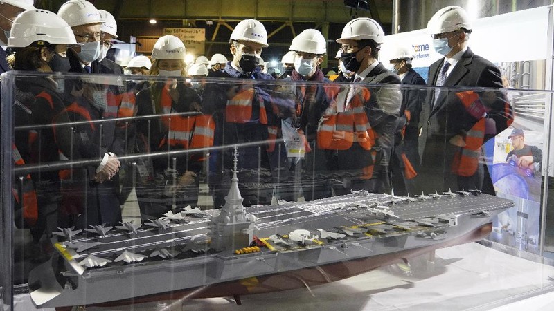 Miniatur kapal induk bertenaga Nuklir. (AP/Laurent Cipriani)