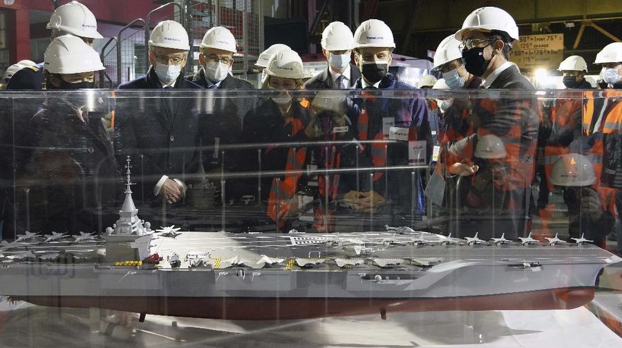 Miniatur kapal induk bertenaga Nuklir. (AP/Laurent Cipriani)