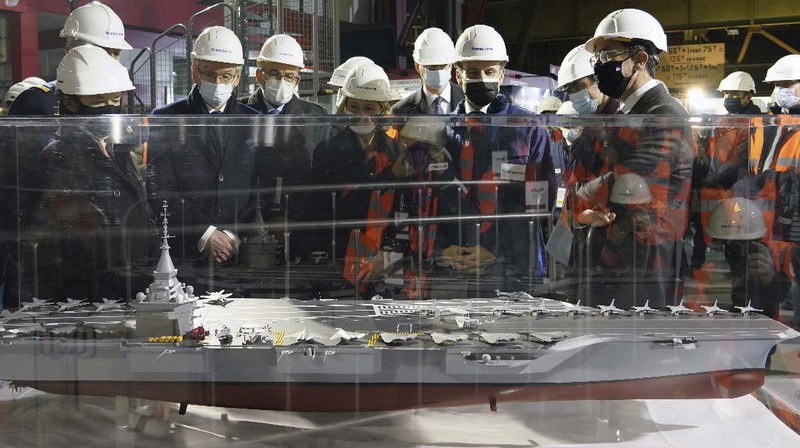 Miniatur kapal induk bertenaga Nuklir. (AP/Laurent Cipriani)