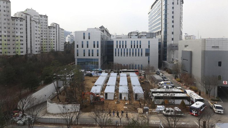 Otoritas Korea Selatan membangun rumah sakit kontainer untuk meringankan fasilitas medis yang kelebihan beban akibat pandemi virus korona (covid-19). (AP/Ahn Young-joon)