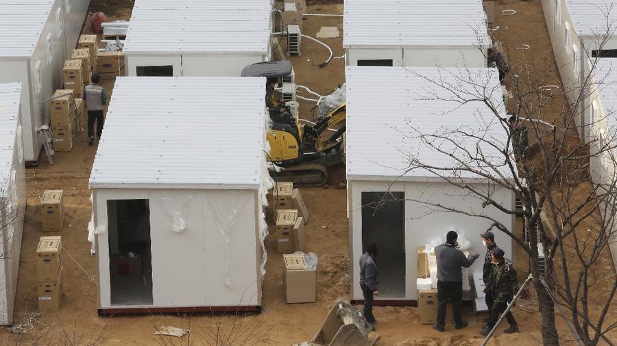 Otoritas Korea Selatan membangun rumah sakit kontainer untuk meringankan fasilitas medis yang kelebihan beban akibat pandemi virus korona (covid-19). (AP/Ahn Young-joon)