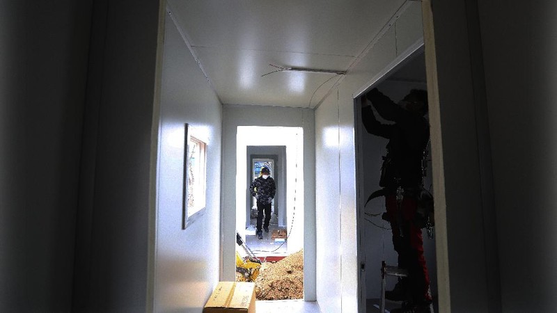 Otoritas Korea Selatan membangun rumah sakit kontainer untuk meringankan fasilitas medis yang kelebihan beban akibat pandemi virus korona (covid-19). (AP/Ahn Young-joon)