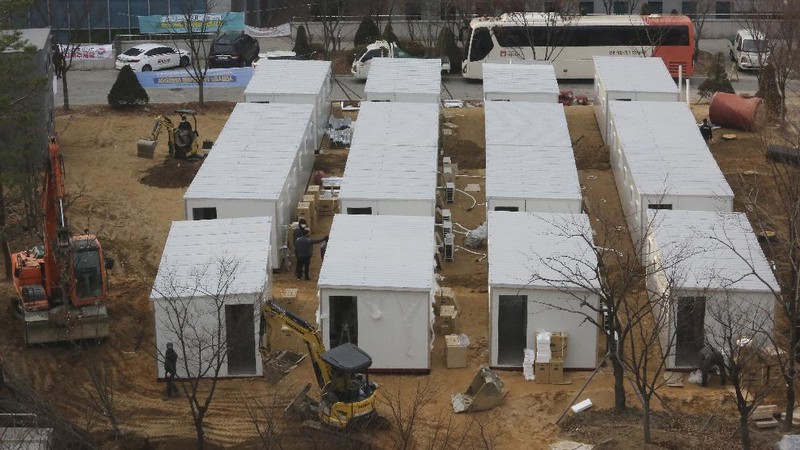 Otoritas Korea Selatan membangun rumah sakit kontainer untuk meringankan fasilitas medis yang kelebihan beban akibat pandemi virus korona (covid-19). (AP/Ahn Young-joon)