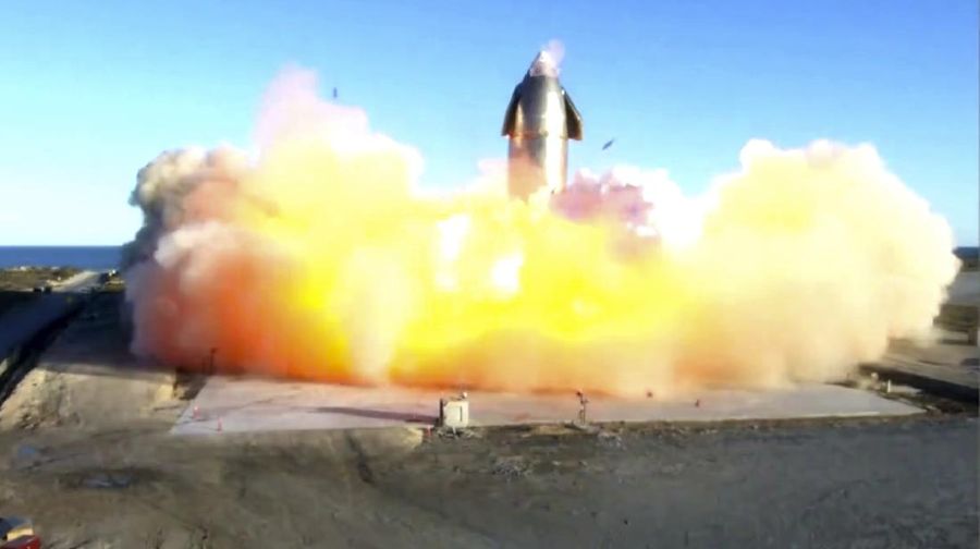 Roket SpaceX meledak saat mendarat usai uji terbang. (AP/Miguel Roberts)