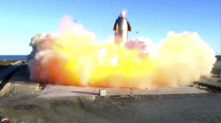 Roket SpaceX meledak saat mendarat usai uji terbang. (AP/Miguel Roberts) Roket SpaceX meledak saat mendarat usai uji terbang. (AP/Miguel Roberts)