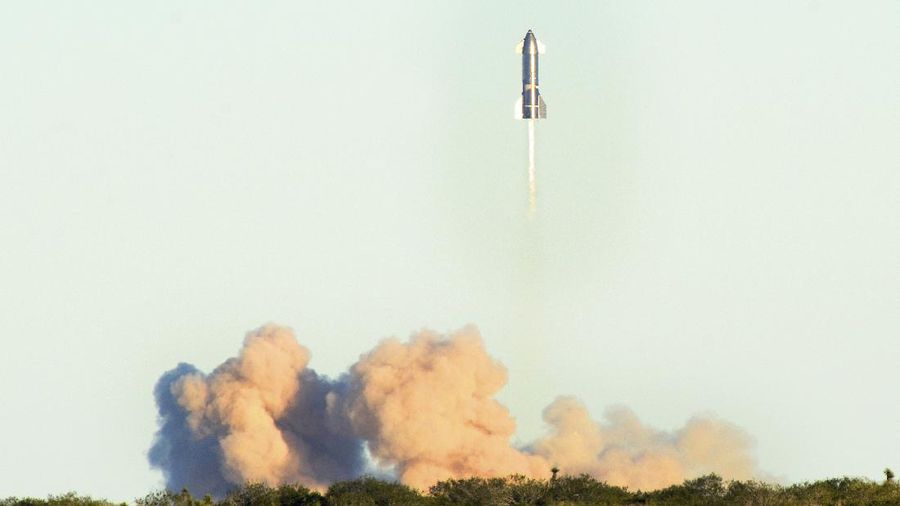 Roket SpaceX meledak saat mendarat usai uji terbang. (AP/Miguel Roberts)