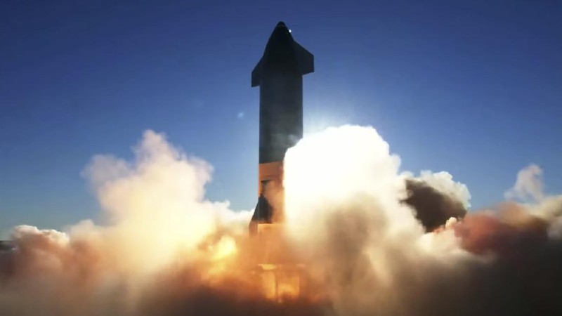 Roket SpaceX meledak saat mendarat usai uji terbang. (AP/Miguel Roberts)