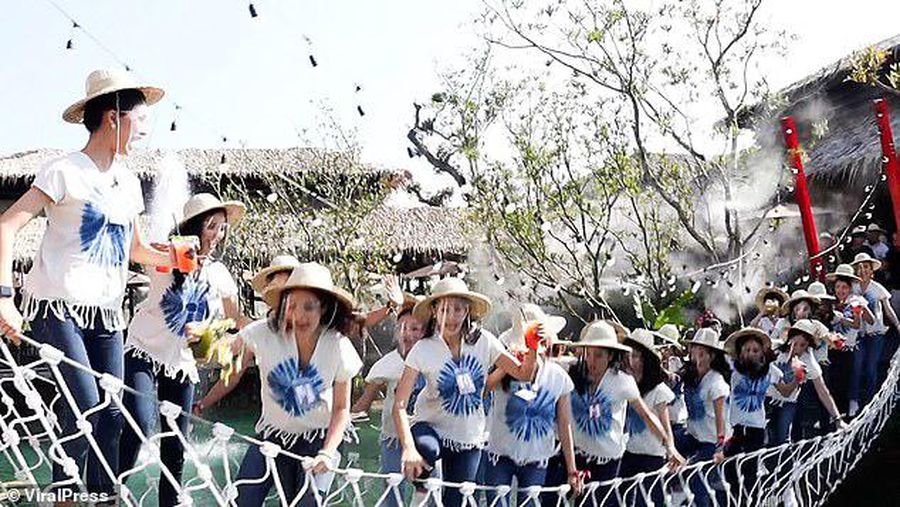 Sekelompok ratu kecantikan Thailand melakukan pemotretan di Chiang Mai setelah jembatan tempat mereka berpose runtuh. (Tangkapan layar)