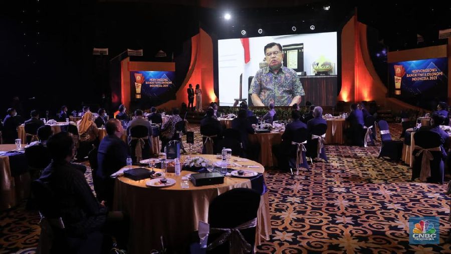 Wakil Presiden RI 2014-2019, H.M. Jusuf Kalla dalam acara CNBC Indonesia Award 2020 dengan tema Menyongsong Bangkitnya Ekonomi Indonesia 2021. (CNBC Indonesia/Muhammad Sabki)