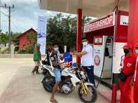 HUT ke 63, Pertashop Pertamina Berbagi Kejutan ke Pelanggan