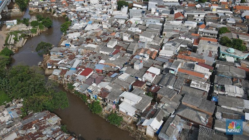 Jokowi meninjau proyek sodetan Kali Ciliwung, Selasa (24/1/2023). (վ/Emir Yanwardhana)