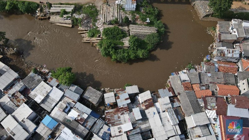 Ilustrasi sungai ciliwung. (CNBC Indonesia/Andrean Kristianto)