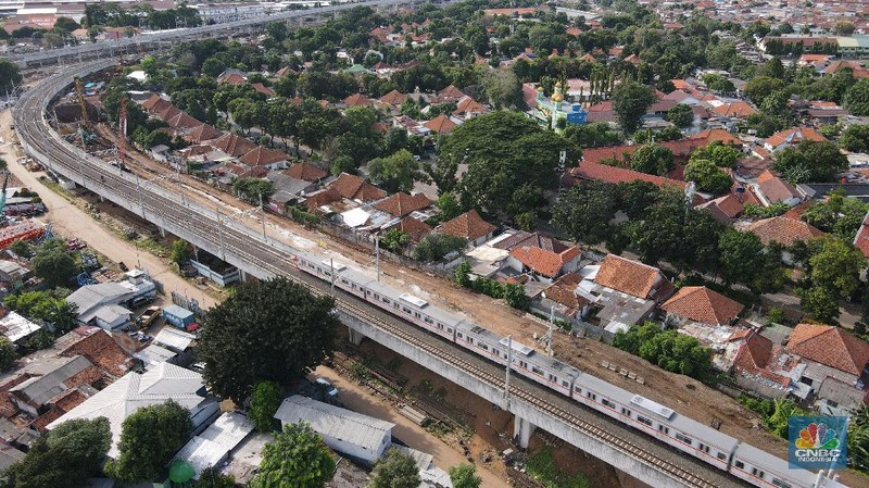 Kereta Commuterline melintas di atas Proyek DDT (Jalur Dwi Ganda) KA Manggarai – Cikarang di Kawasan Manggarai, Jakarta, Jumat (11/12/2020). (CNBC Indonesia/Andrean Kristianto)