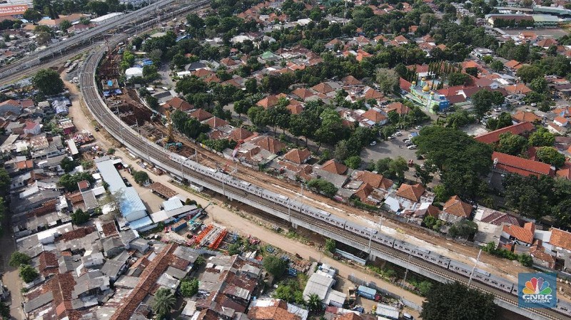 Kereta Commuterline melintas di atas Proyek DDT (Jalur Dwi Ganda) KA Manggarai – Cikarang di Kawasan Manggarai, Jakarta, Jumat (11/12/2020). (CNBC Indonesia/Andrean Kristianto)