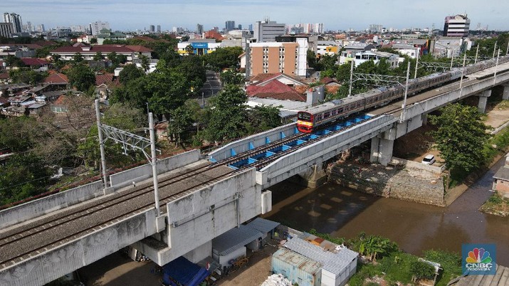 Kereta Commuterline melintas di atas Proyek DDT (Jalur Dwi Ganda) KA Manggarai – Cikarang di Kawasan Manggarai, Jakarta, Jumat (11/12/2020). (CNBC Indonesia/Andrean Kristianto)