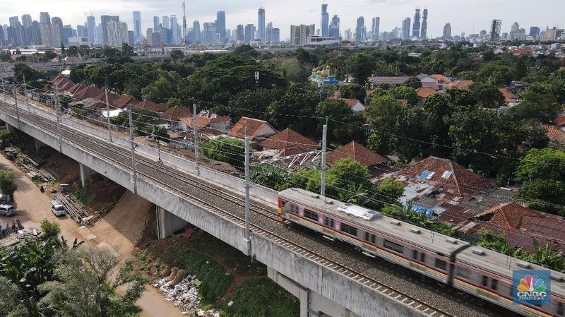 Kereta Commuterline melintas di atas Proyek DDT (Jalur Dwi Ganda) KA Manggarai – Cikarang di Kawasan Manggarai, Jakarta, Jumat (11/12/2020). (CNBC Indonesia/Andrean Kristianto)