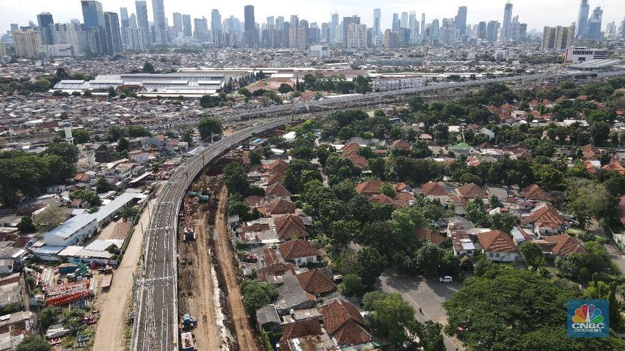 Kereta Commuterline melintas di atas Proyek DDT (Jalur Dwi Ganda) KA Manggarai – Cikarang di Kawasan Manggarai, Jakarta, Jumat (11/12/2020). (CNBC Indonesia/Andrean Kristianto)