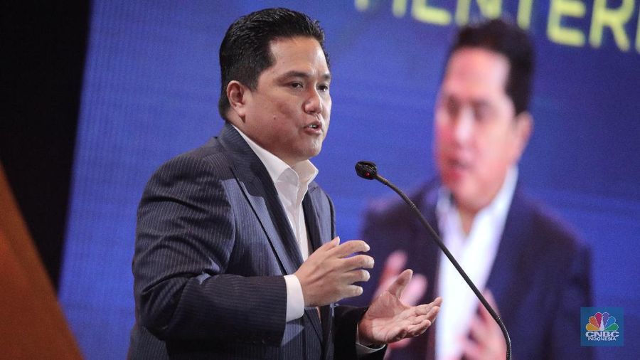 Menteri Badan Usaha Milik Negara RI (BUMN) Erick Thohir dalam acara CNBC Indonesia Award 2020 Indonesia dengan tema Menyongsong Bangkitnya Ekonomi Indonesia 2021. (CNBC Indonesia/Muhammad Sabki)