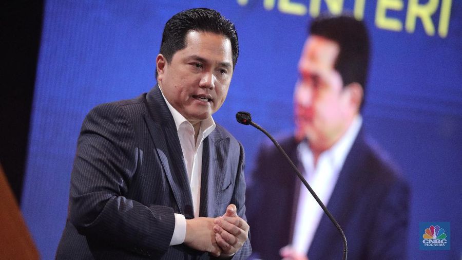 Menteri Badan Usaha Milik Negara RI (BUMN) Erick Thohir dalam acara CNBC Indonesia Award 2020 Indonesia dengan tema Menyongsong Bangkitnya Ekonomi Indonesia 2021. (CNBC Indonesia/Muhammad Sabki)