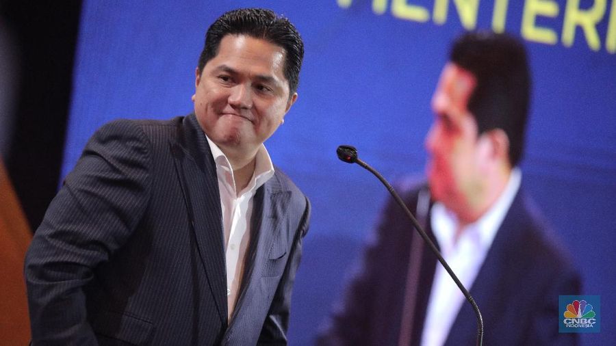 Menteri Badan Usaha Milik Negara RI (BUMN) Erick Thohir dalam acara CNBC Indonesia Award 2020 Indonesia dengan tema Menyongsong Bangkitnya Ekonomi Indonesia 2021. (CNBC Indonesia/Muhammad Sabki)