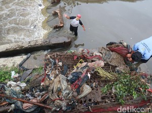 Bandel, Warga Bandung Masih Buang Kasur-Bantal ke Sungai