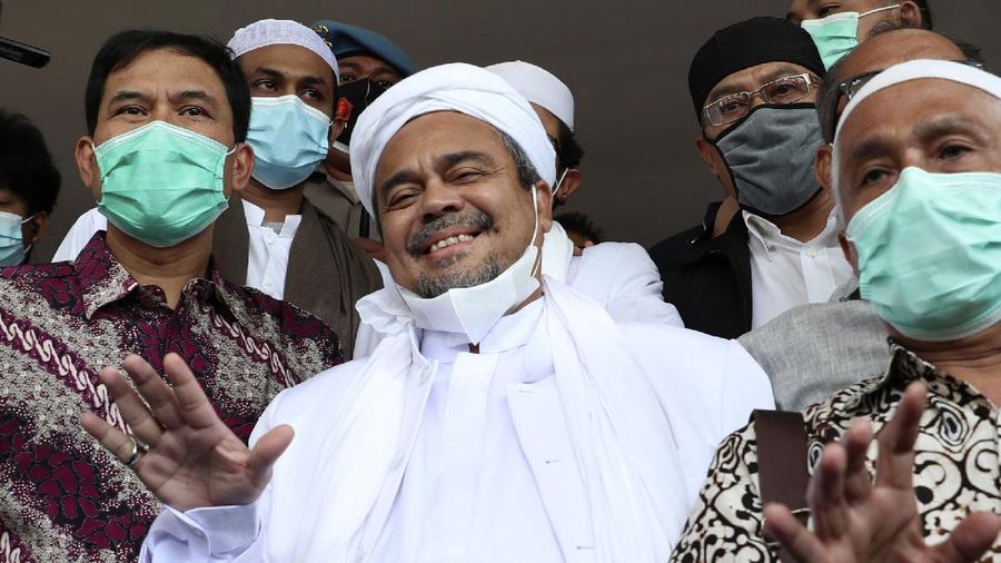 Habib Rizieq Shihab memenuhi panggilan kepolisian terkait kasus kerumunan di Petamburan, Jakarta Pusat, setelah ditetapkan sebagai tersangka. Habib Rizieq tiba di Polda Metro Jaya, Sabtu (12/12/2020). (AP/Achmad Ibrahim)