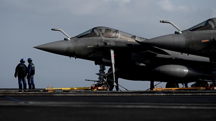 Jet tempur Rafale Crewmen of French aircraft carrier Charles de Gaulle stand on deck next of Rafale fighter jets, off the coast of the city of Hyeres, southern France, Thursday, Jan. 23, 2020. France deploys the Charles de Gaulle aircraft carrier for a three-month mission to support International military operations in the Middle East, French President Emmanuel Macron said. (Philippe Lopez/Pool Photo via AP)