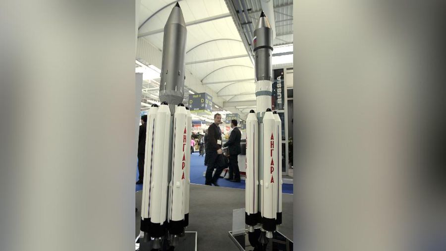 Seorang pengunjung melihat mock up peluncur roket buatan Rusia: Angara A5, kanan, dan Angara A7, kiri, di bandara Le Bourget, utara Paris, selama Paris Air Show ke-48, Rabu 17 Juni 2009. (AP Photo / Remy de la Mauviniere)
