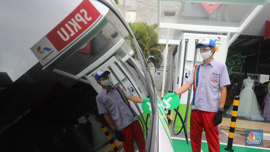 PT Pertamina (Persero) resmi mengoperasikan SPKLU komersial pertamanya. SPKLU dengan kemampuan fast charging 50 kW yang didukung berbagai tipe gun untuk mendukung pemerintah dalam mendorong tumbuhnya ekosistem kendaraan listrik dalam negeri.