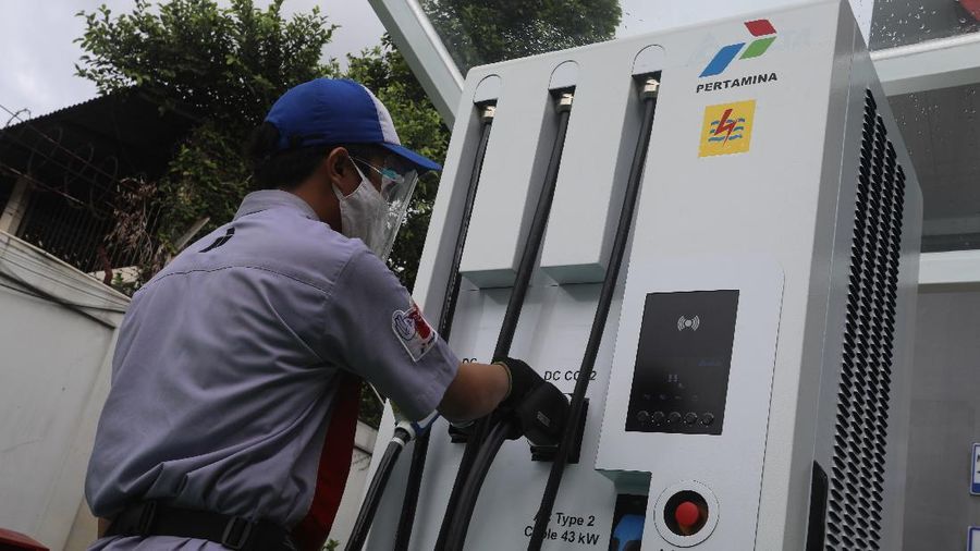Petugas mengisi daya mobil listrik di Stasiun Pengisian Kendaraan Listrik Umum (SPKLU) di kawasan Fatmawati, Jakarta, Senin (14/12/2020).
