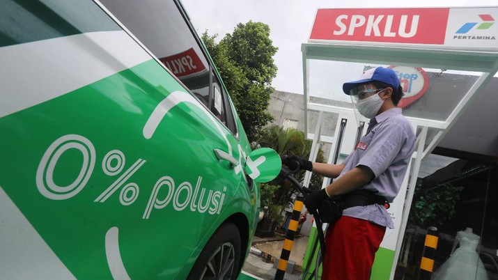 Petugas mengisi daya mobil listrik di Stasiun Pengisian Kendaraan Listrik Umum (SPKLU) di kawasan Fatmawati, Jakarta, Senin (14/12/2020).