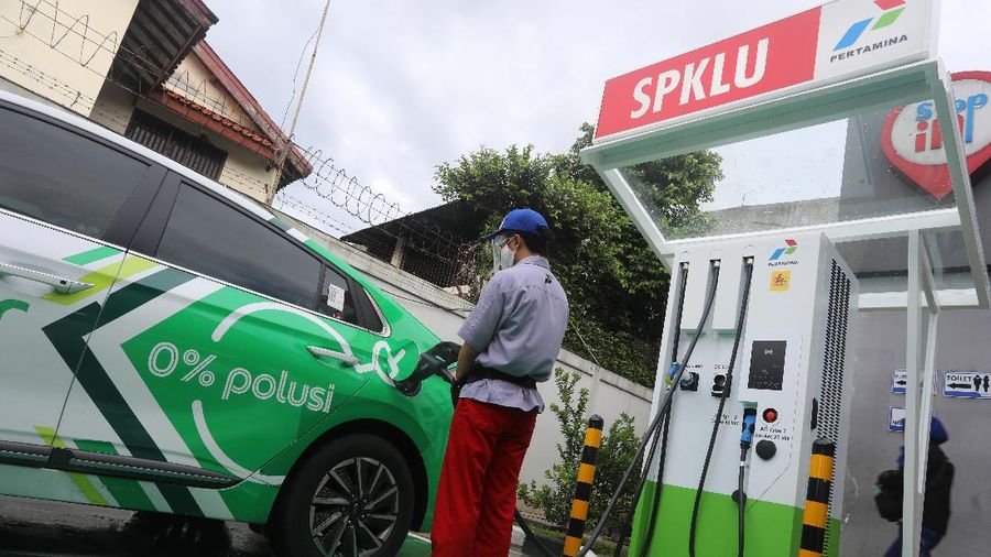 Petugas mengisi daya mobil listrik di Stasiun Pengisian Kendaraan Listrik Umum (SPKLU) di kawasan Fatmawati, Jakarta, Senin (14/12/2020).