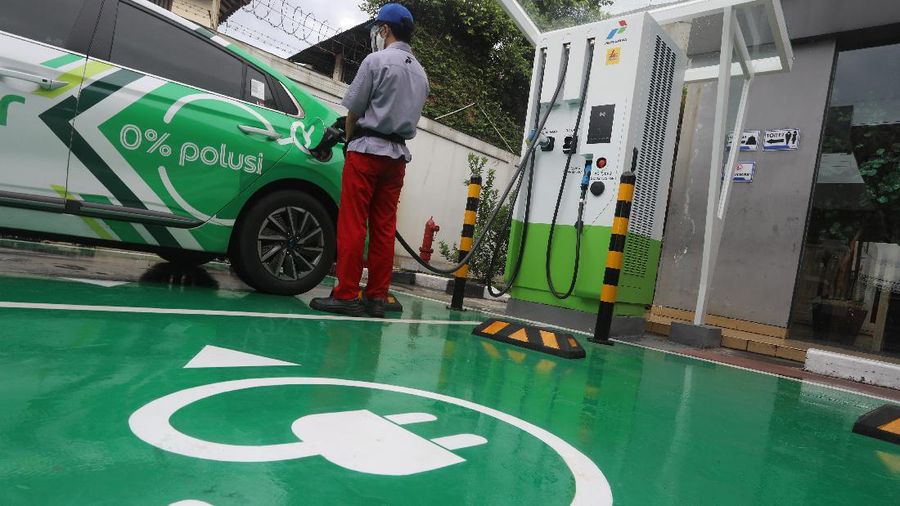PT Pertamina (Persero) resmi mengoperasikan SPKLU komersial pertamanya. SPKLU dengan kemampuan fast charging 50 kW yang didukung berbagai tipe gun untuk mendukung pemerintah dalam mendorong tumbuhnya ekosistem kendaraan listrik dalam negeri.