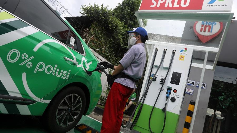 Petugas mengisi daya mobil listrik di Stasiun Pengisian Kendaraan Listrik Umum (SPKLU) di kawasan Fatmawati, Jakarta, Senin (14/12/2020).