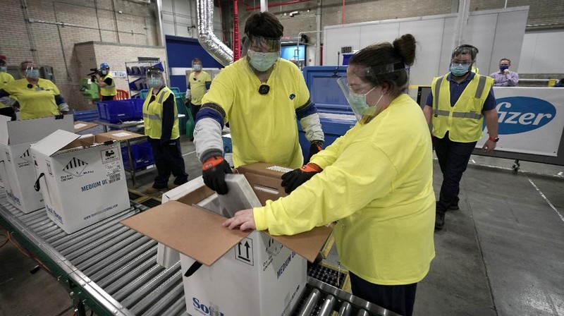 The first shipment of Pfizer-BioNTech COVID-19 vaccines are loaded onto a UPS jet Sunday, Dec. 13, 2020, at Michigan's UPS hub at Capital Region International Airport in Lansing, Mich. (Matthew Dae Smith/Lansing State Journal via AP)