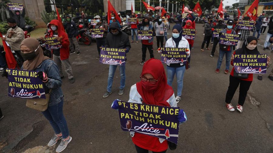 Puluhan buruh dari Federasi Serikat Buruh Demokratik Kerakyatan (F-SEDAR) berdemo di depan Gedung DPR/MPR, Jakarta, Selasa (15/12/2020). (CNBC Indonesia/Andrean Kristianto)