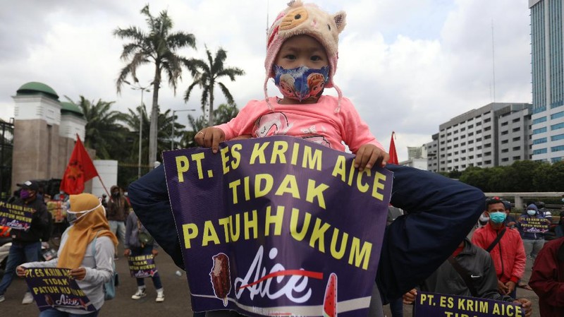 Puluhan buruh dari Federasi Serikat Buruh Demokratik Kerakyatan (F-SEDAR) berdemo di depan Gedung DPR/MPR, Jakarta, Selasa (15/12/2020). (CNBC Indonesia/Andrean Kristianto)