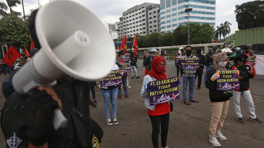 Puluhan buruh dari Federasi Serikat Buruh Demokratik Kerakyatan (F-SEDAR) berdemo di depan Gedung DPR/MPR, Jakarta, Selasa (15/12/2020). (CNBC Indonesia/Andrean Kristianto)