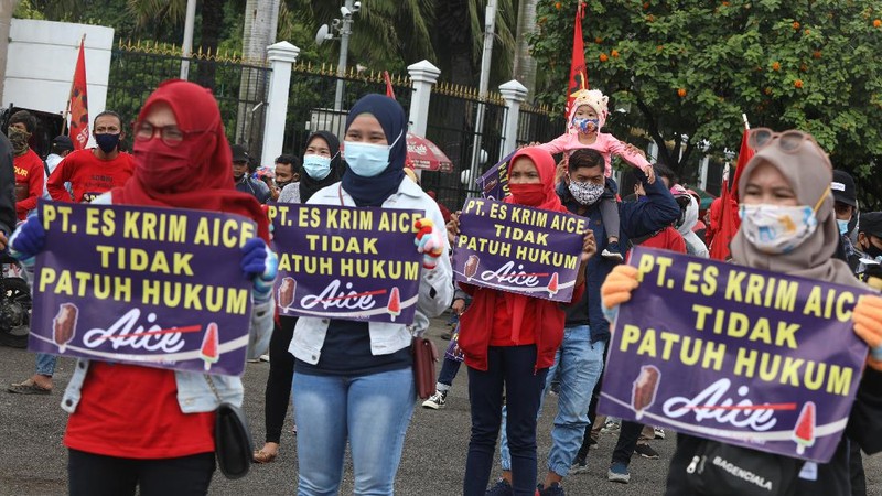 Puluhan buruh dari Federasi Serikat Buruh Demokratik Kerakyatan (F-SEDAR) berdemo di depan Gedung DPR/MPR, Jakarta, Selasa (15/12/2020). (CNBC Indonesia/Andrean Kristianto)